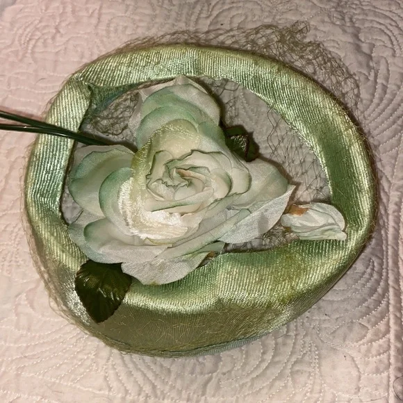 Gorgeous Vintage Hat box with assorted hats including Fur hats - Picture 11 of 15